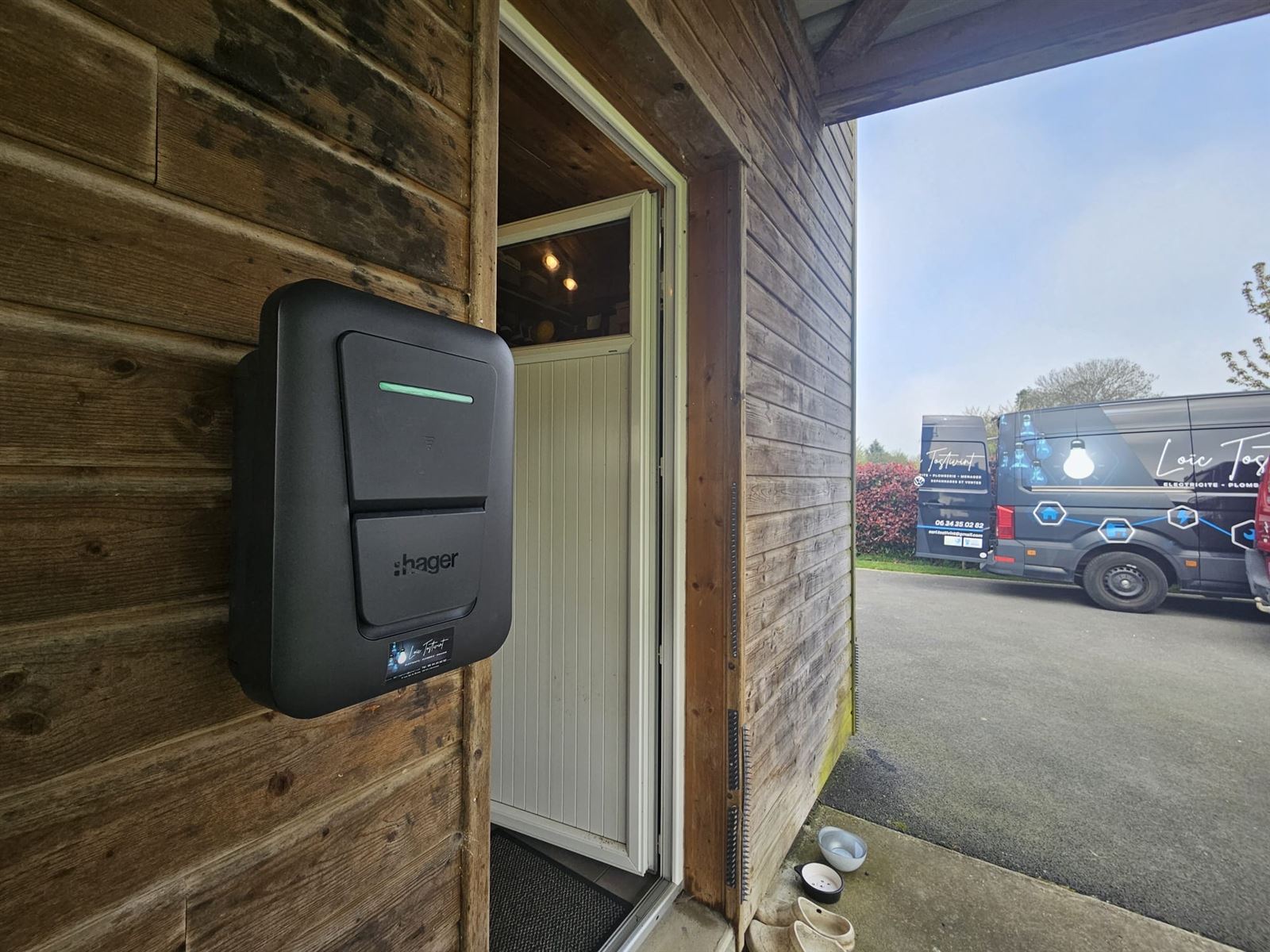 Borne de recharge pour véhicule électrique installée par Loïc Tostivint, électricien certifié IRVE