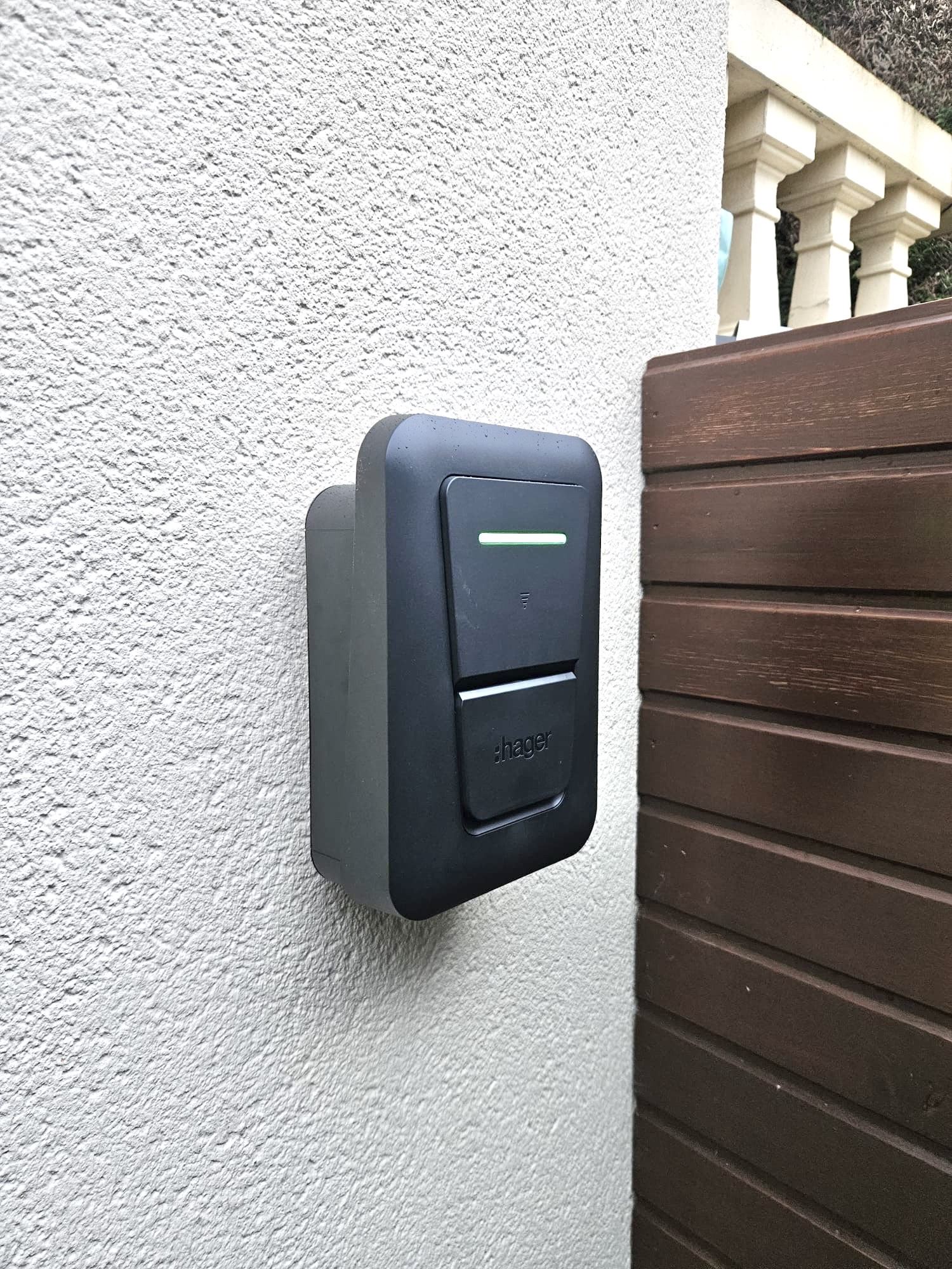 Borne de recharge Hager installée sur mur près de Fougères
