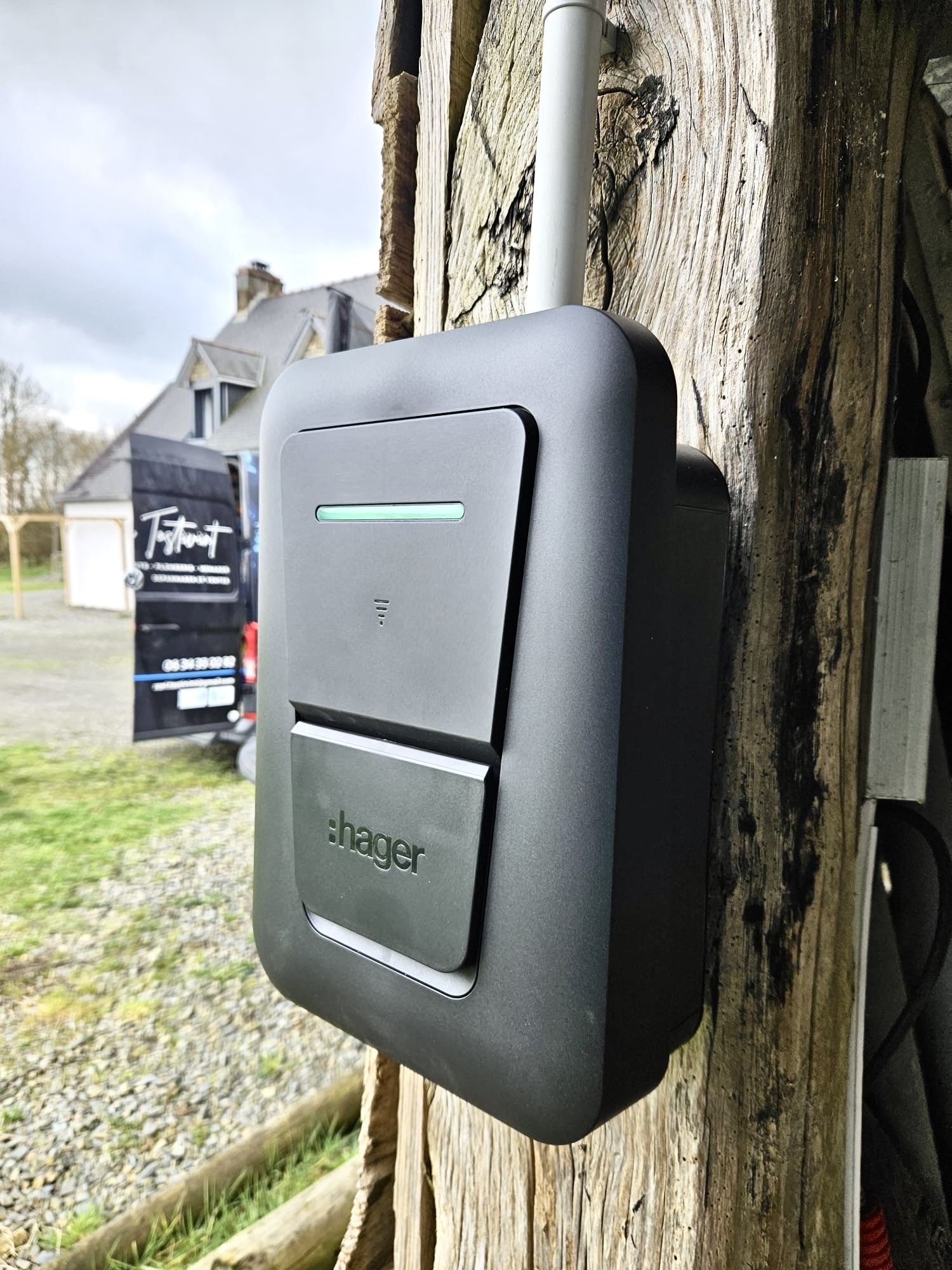 Borne de recharge extérieure sur poteau